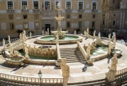 Blick auf den Brunnen der Schande in Palermo