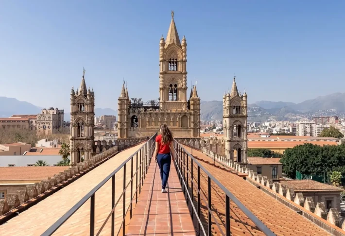 Eine Frau läuft auf dem Dach der Kathedrale in Palermo