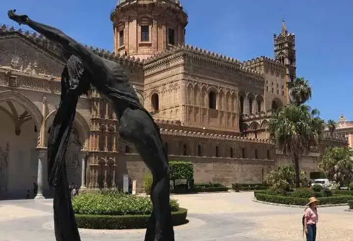 Skulptur vor der Kathedrale von Palermo