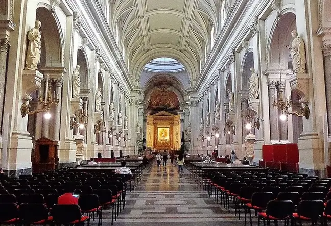 Von innen ist die Kathedrale barock geprägt und beeindruckt mit ihrer schlichten Eleganz