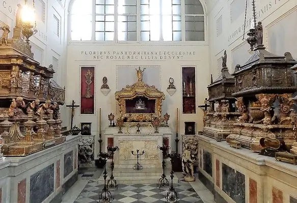Der versilberte Altar der heiligen Rosalia in der Kathedrale von Palermo