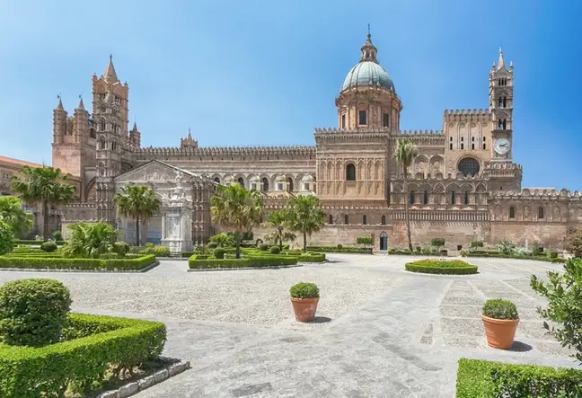 Die beeindruckende Außen Fassade der Kathedrale von Palermo