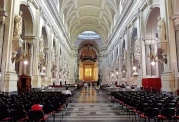 Von innen ist die Kathedrale barock geprägt und beeindruckt mit ihrer schlichten Eleganz