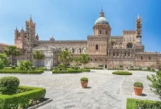 Die beeindruckende Außen Fassade der Kathedrale von Palermo
