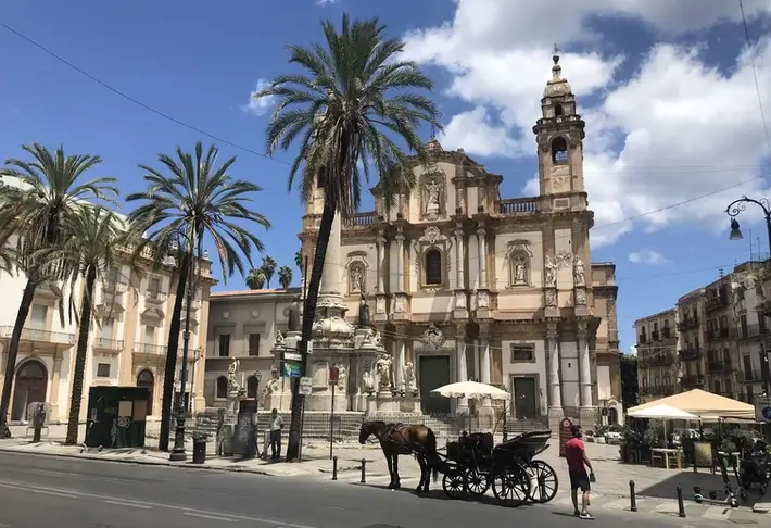 Die imposante Barockfassade der Kirche von San Domenico