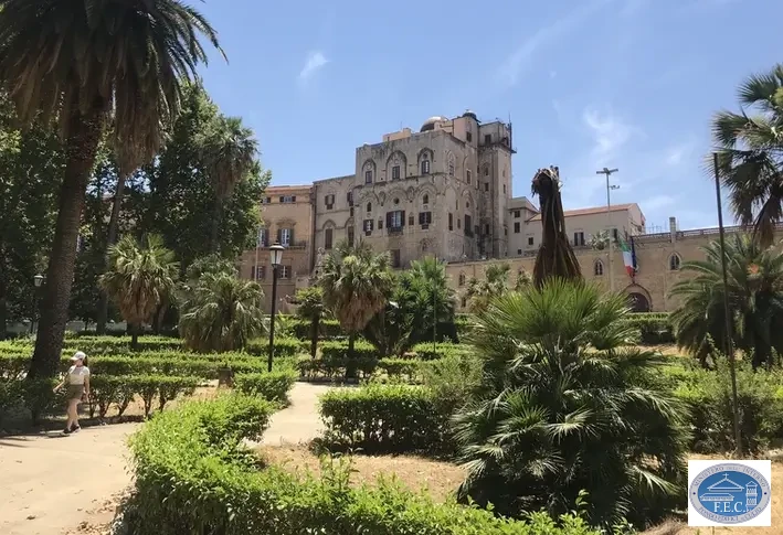 Der Palazzo Reale mit dem Park der Villa Bonanno im Vordergrund