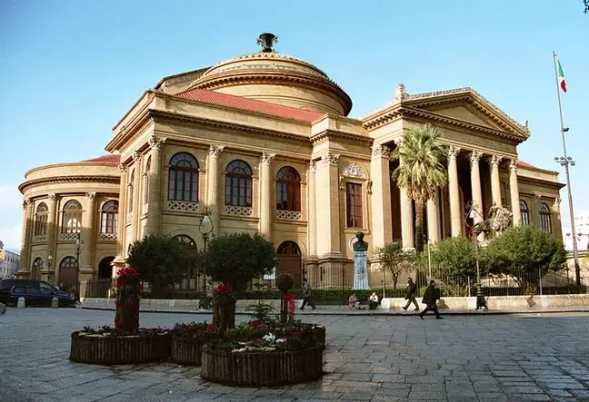 Front des Teatro Massimos in Palermo
