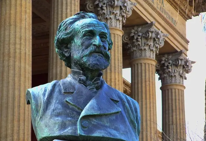 Nahaufnahme von der Statue von Giuseppe Verdi vor dem Teatro Massimo