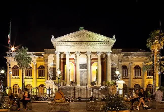 Das Teatro Massimo in Palermo bei Nacht