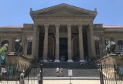 Blick auf die Freitreppe und den Portikus am Teatro Massimo