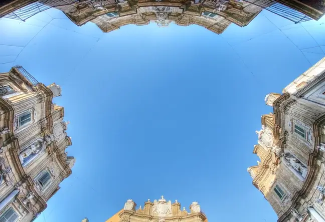 Die Quattro Canti aus der 360 Grad Froschperspektive