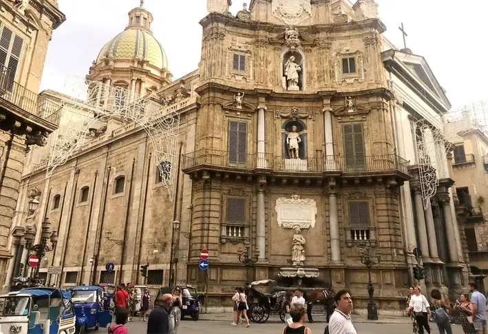 Die Quattro Canti, ein beliebter Platz für Touristen in Palermo