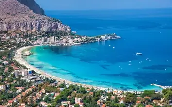 Blick auf die Strandbucht von Mondello
