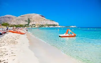 Tretbot am Strand von Mondello