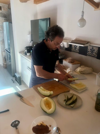 Gastgeber Eugenio bereitet das Frühstück vor